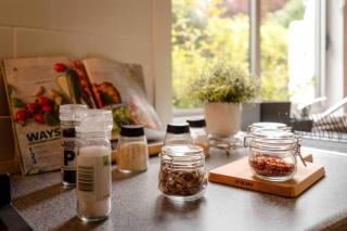 Romantic Garden Cottage with Home Cinema - Leura - 2