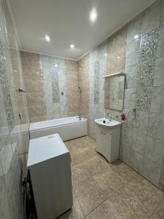 Трехкомнатная просторная квартира 137 кв центре возле ТЦ Infinity Mall - Atyraū - 4