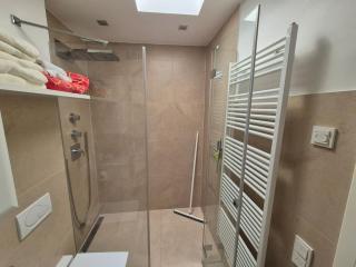 Bungalow, Uneinsehbar, 8 Personen maximal, 3 Personen oben, 5 unten - Eschborn - 2