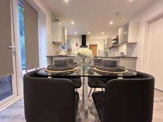 Comfortable 3 bed house in central location, Stevenage - Stevenage - 9