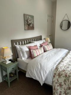 Flower Cottage by Ludlow Castle with Onsite Parking - 3