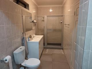 Hearty home in the suburbs - 9