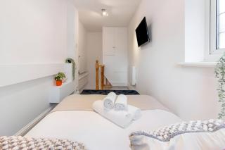 Sleek Loft Living Minimalist Urban Escape - London - 5