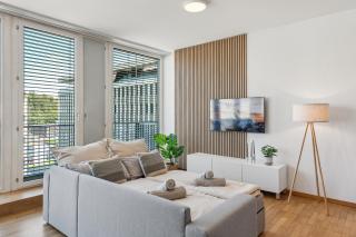 COMFORT HOMES - Premium Apartments - 15' Lucerne - Washer & Dryer - Public Transport - Parking - 3