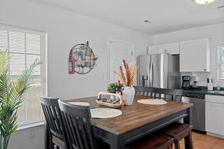 Cozy 4BR Home Near Uptown -King Bed- Jacuzzi - 4