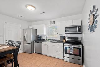 Cozy 4BR Home Near Uptown -King Bed- Jacuzzi - 2