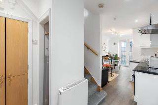 Sleek Loft Living Minimalist Urban Escape - London - 4