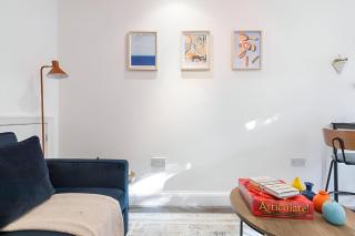 Sleek Loft Living Minimalist Urban Escape - London - 3
