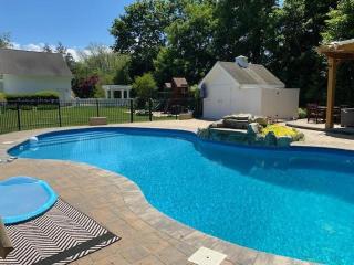 North Fork Oasis: Heated Pool, Hot tub, Steps to the beach! - 2