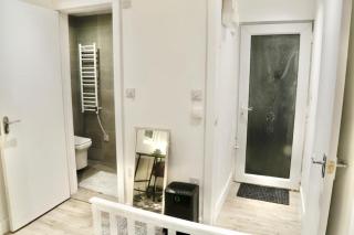 Picturesque City Cabin - Own Entry - Professional - Hendon - 9