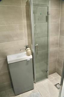 Picturesque City Cabin - Own Entry - Professional - Hendon - 5