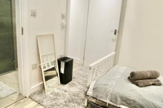 Picturesque City Cabin - Own Entry - Professional - Hendon - 3