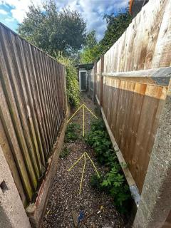 Picturesque City Cabin - Own Entry - Professional - Hendon - 1