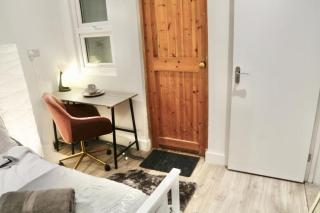 Picturesque City Cabin - Own Entry - Professional - 8