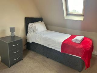 6 Bedroom House in Colchester - Colchester - 2