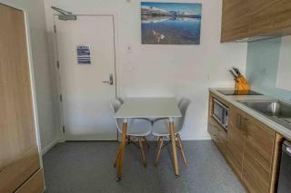 Modern Private Apartment with AC and free parking - Hamilton - 8