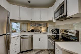 Updated 2 BR Pet Friendly townhome at Ocean Breeze easy walk to beach and shops in Forest Beach - 6