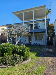Surfs Up! Oceanfront Home Sleeps 6 steps from the sand - Emerald Beach - 7