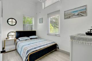 2BR 1BA Home near Nightlife and Beach - 4