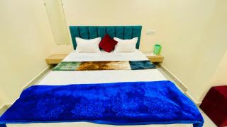 Hotel Raghavan in front of railway station platform no 8 - 5