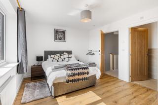 Elegant and Spacious 4bedroom property in Worsley - Ellenbrook - 3