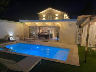 Maison en pierre avec sa piscine chauffée - 4
