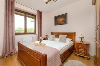 Przytulny Apartament z Klimatyzacją i Parkingiem by Noclegi Renters - 9