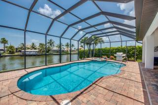 Villa Destiny by CoralVilla -spacious & modern, canal, pool & spa - Cape Coral - 5