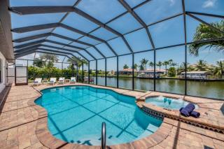 Villa Destiny by CoralVilla -spacious & modern, canal, pool & spa - Cape Coral - 4