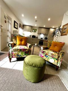 Flower Cottage by Ludlow Castle with Onsite Parking - 0
