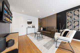 2BR Apartment Fast WiFi Work-From-Home Ready And Free Parking - 4