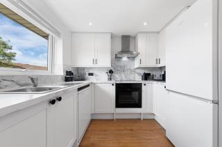 2BR Apartment Fast WiFi Work-From-Home Ready And Free Parking - 8