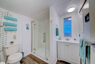 Mermaid Cove - Waterfront Home with Paddlecraft Direct Weeki Wachee River Access - Weeki Wachee - 2
