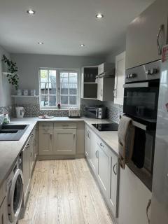 15 min drive to airport 20 min to Loch Lomond and city center - 1