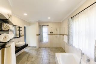 8 On Eagle Bed & Breakfast Room 1 - Umtentweni - 3