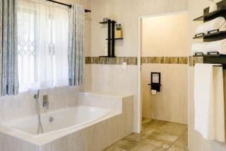 8 On Eagle Bed & Breakfast Room 1 - Umtentweni - 1