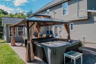 Gorgeous Cozy 5 Bedroom House with Hottub,Lake,Pool - 1