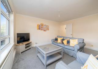 Redhill 2-Bedroom Apartment with Free Parking Near Station & Surrey Hills - 0