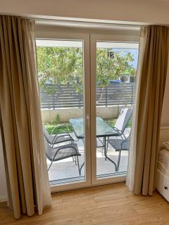 Minimalist Seaside Apartment with Private Patio and Parking - Blue Zone Homes - 8