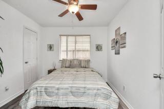 Coastal Comfort Moments from the Boardwalk with Gated Boat Parking - League City - 4