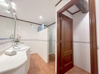 Casa de piedras entre arboles, pura naturaleza - 7