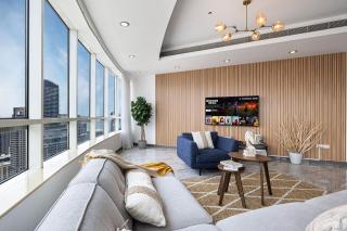 Expansive 5BR Dubai Marina Apt Near JBR Beach - Games - Pool - 1