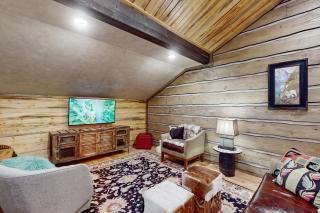 2BR Log Cabin, Close to Yellowstone with WiFi - 8