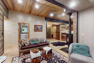 2BR Log Cabin, Close to Yellowstone with WiFi - 7