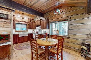 2BR Log Cabin, Close to Yellowstone with WiFi - 4