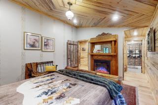 2BR Log Cabin, Close to Yellowstone with WiFi - 3