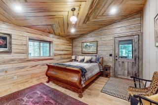 2BR Log Cabin, Close to Yellowstone with WiFi - 2