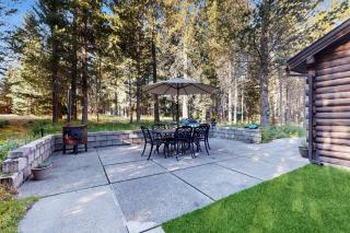2BR Log Cabin, Close to Yellowstone with WiFi - 1