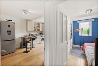 Nice House & Free Parking Close to Morden & Sutton - Morden - 3