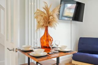 Nice House & Free Parking Close to Morden & Sutton - Morden - 1